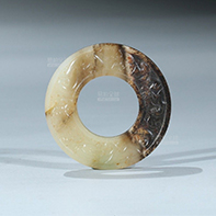 青白玉带沁兽纹玉璧